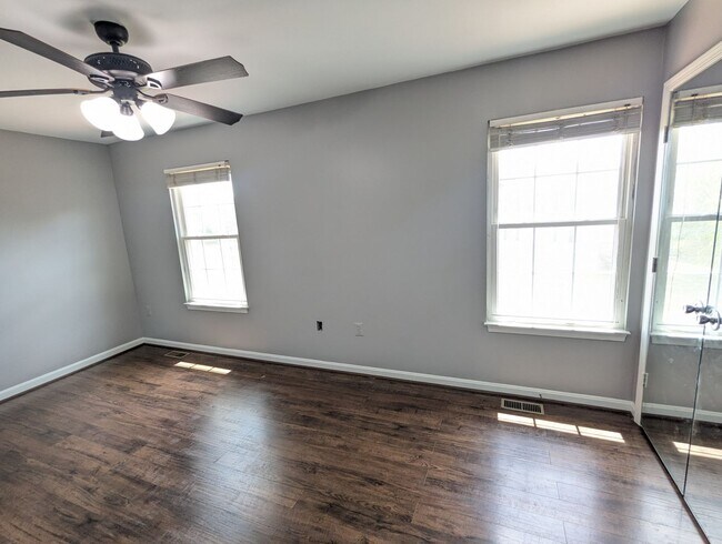 Building Photo - Beautifully maintained townhouse in Tuscar...