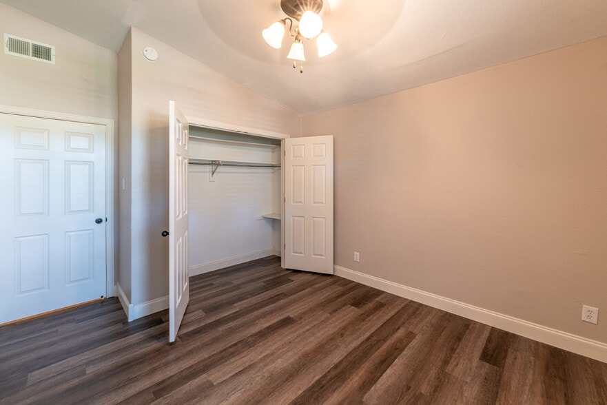 Building Photo - 2709 Forest Grove Dr