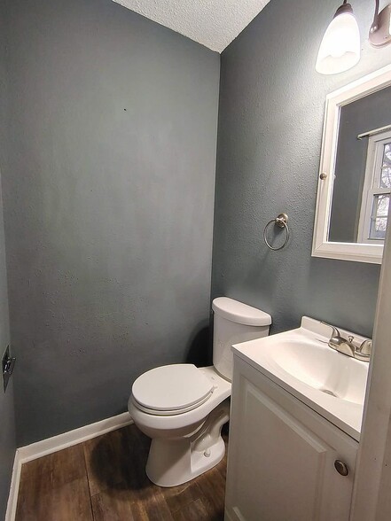 Building Photo - 1208 Scott Dr