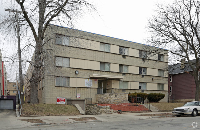 Primary Photo - Wells Street Apartments