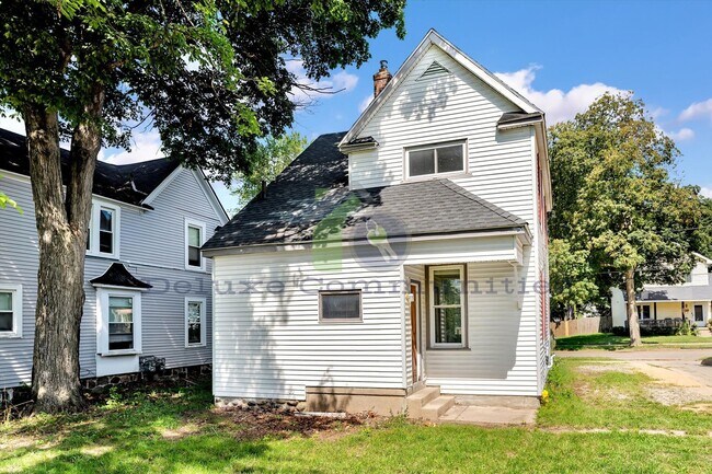 Building Photo - 3 Bedroom Eastown Home! AVAILABLE NOW!