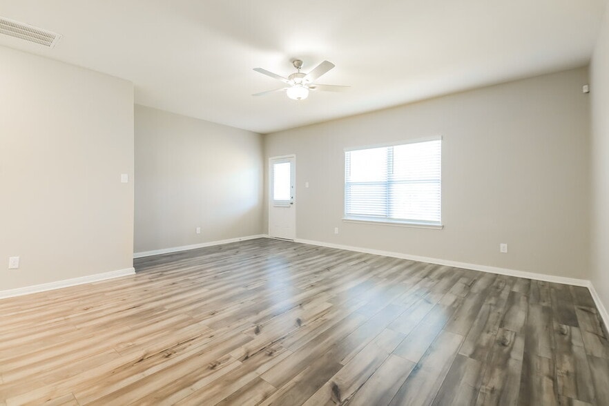 Building Photo - 220 Marsh Ln