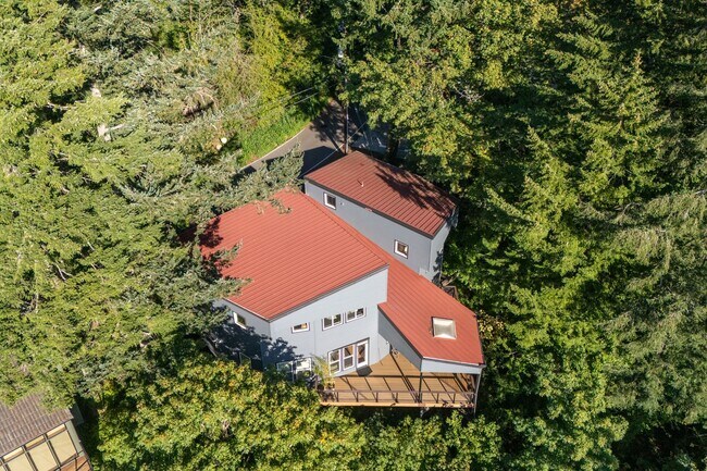 Building Photo - Sleek, spacious 3-bdrm/2.5-bath contemporary in SW Hills. Office, wine cellar, views, near Washin...