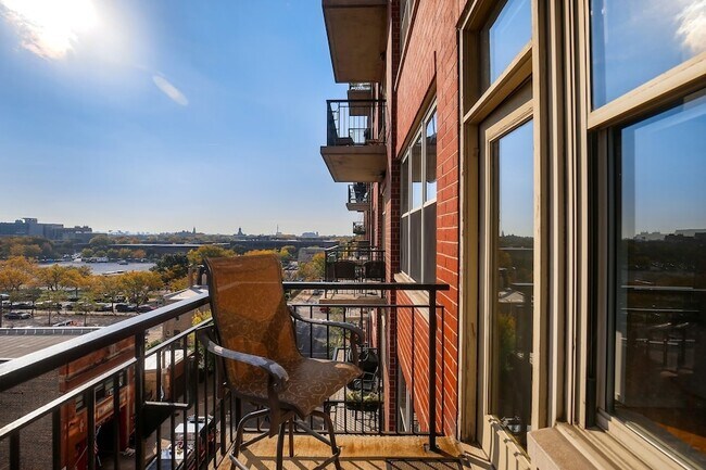 Building Photo - 6 S Laflin St