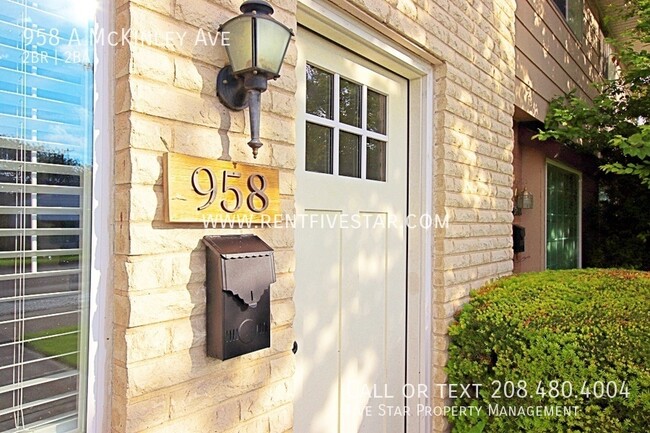 Building Photo - Spacious McKinley Townhome Available! Visi...