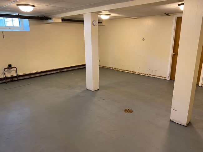 Building Photo - 4-Bedroom, 1.5-Bath Home Just A Few Blocks From Downtown