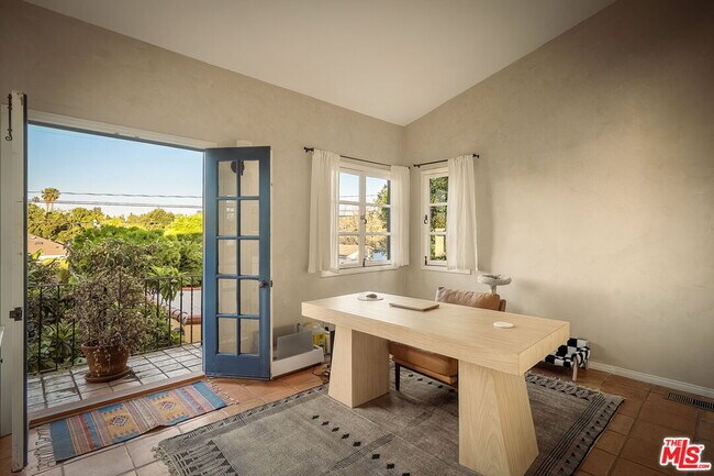 Building Photo - 2223 Cloverfield Blvd