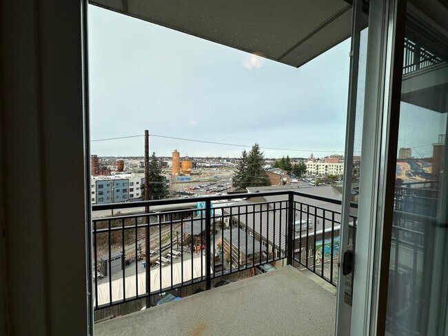 Building Photo - 1 Bed, 1 Bath Condo with Bellingham Bay View and parking garage