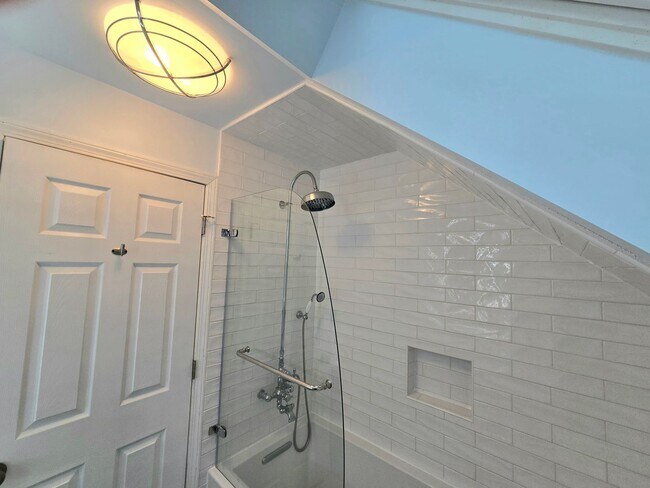 Building Photo - 5 Bedroom 4 Bathroom Home in Woodinville