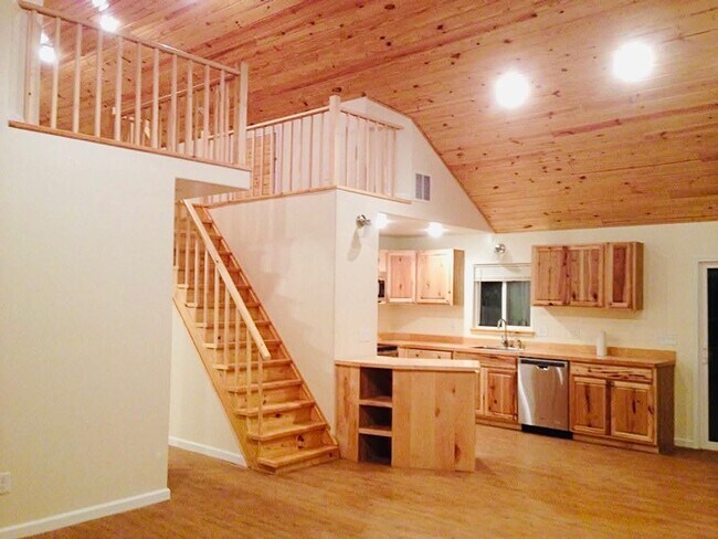 Building Photo - 2/2 w/ Loft - Electric Included!