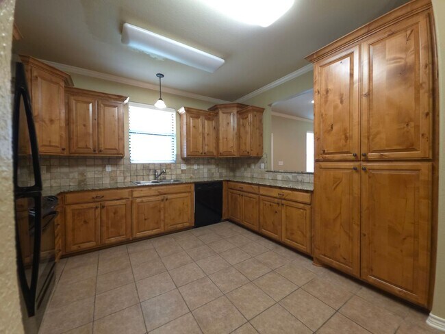 Building Photo - BEAUTIFUL and SPACIOUS 3-bedroom, 2-bathro...