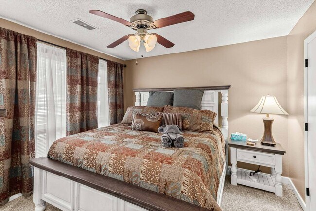 Building Photo - 6 Dogwood Dr