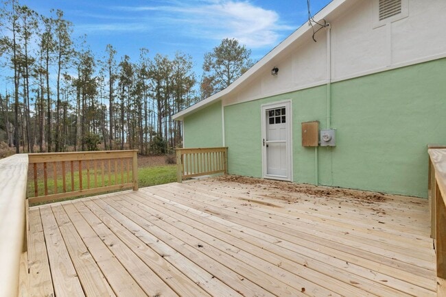 Building Photo - Renovated House on Corner Lot!