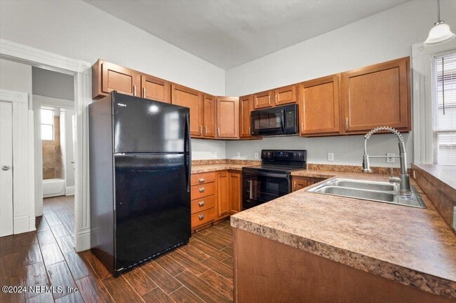 Building Photo - 1950 Redell St