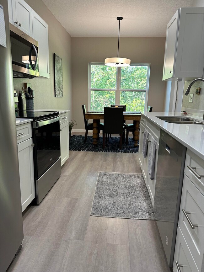 Kitchen with quartz countertops - 4302 Spruce Creek Dr