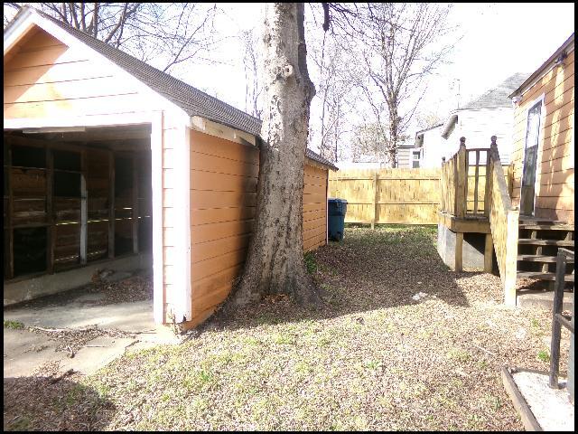 Building Photo - 920 S Elm St