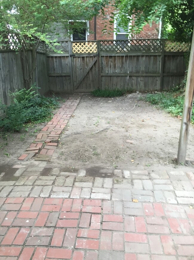 Building Photo - Amazing 3 bdrm/1.5 bath House Conveniently Located in The Heart of VCU and Downtown!