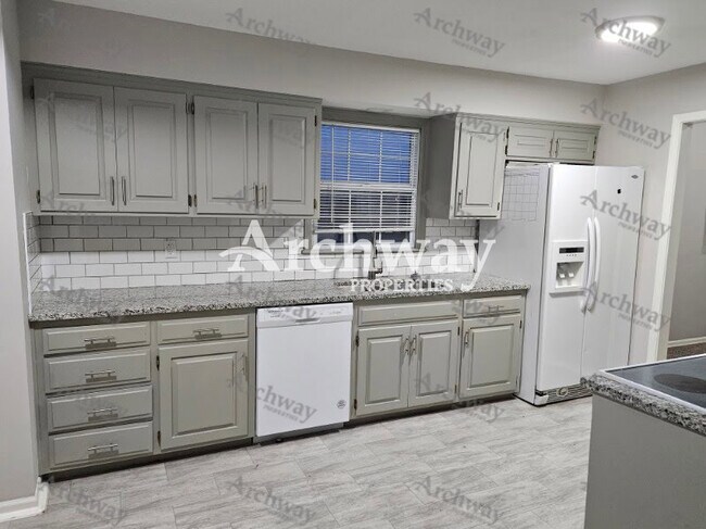 Building Photo - 1600 W Elm Terrace