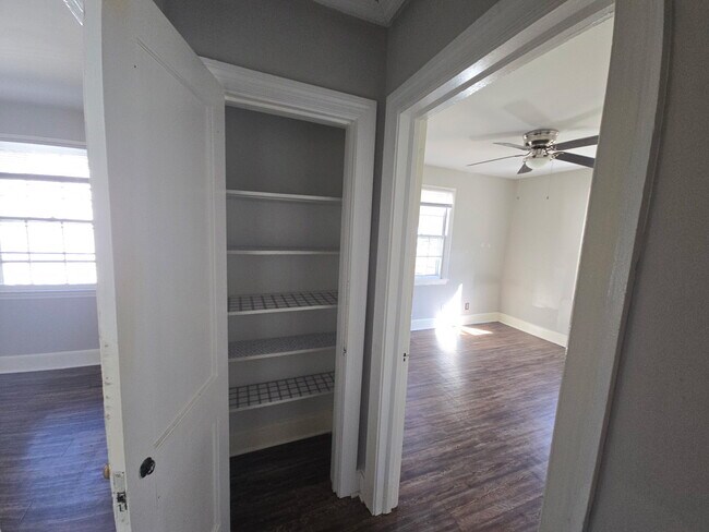 Building Photo - 2014 Colonial Ave