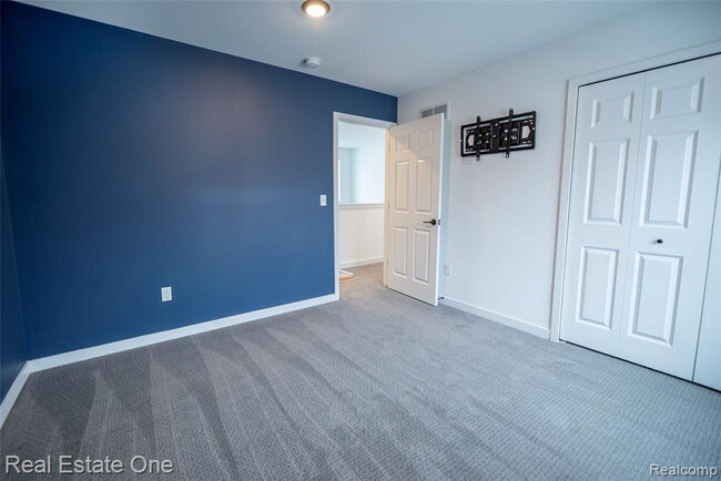 Building Photo - 3351 Cummings Ave