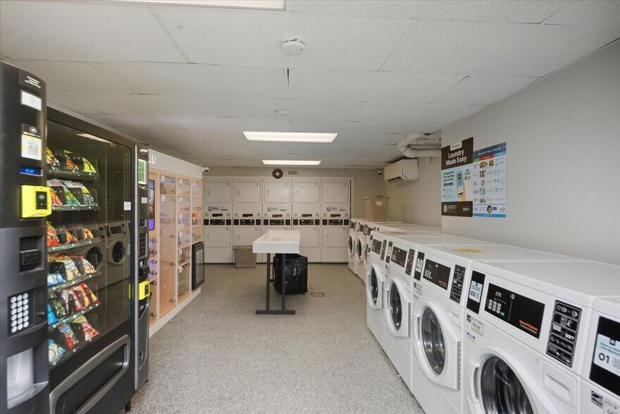 Building Photo - 1140 N La Salle Dr