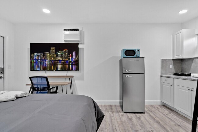 Building Photo - 2610 SW 31st Ave