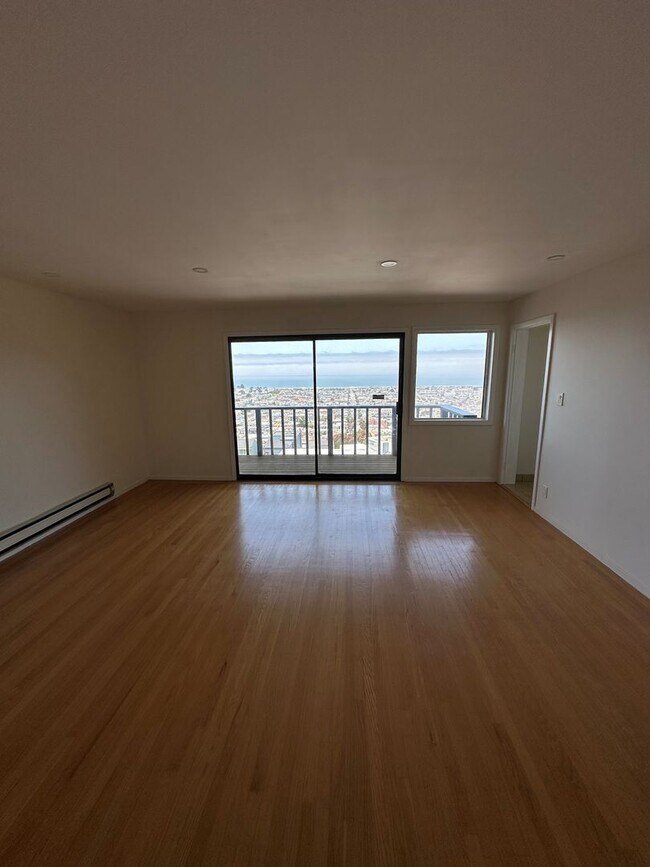 Building Photo - Beautiful Golden Gate Heights 5 Bed/3.5 Bath Home w/Amazing Views