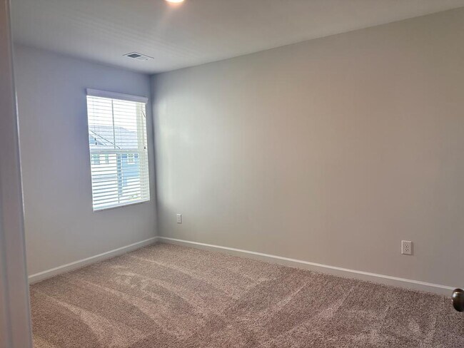 Building Photo - 121 Founders Dr