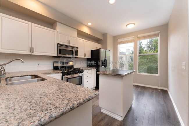Building Photo - 2062 Newport Way NW