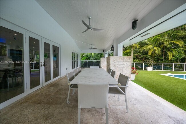 Building Photo - 7125 Los Pinos Blvd