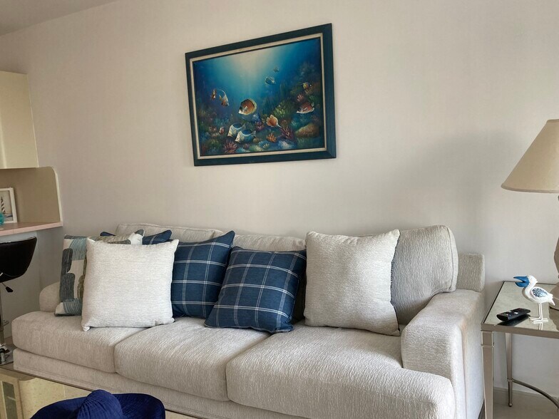 Nice living area - 196 Lorelane Pl