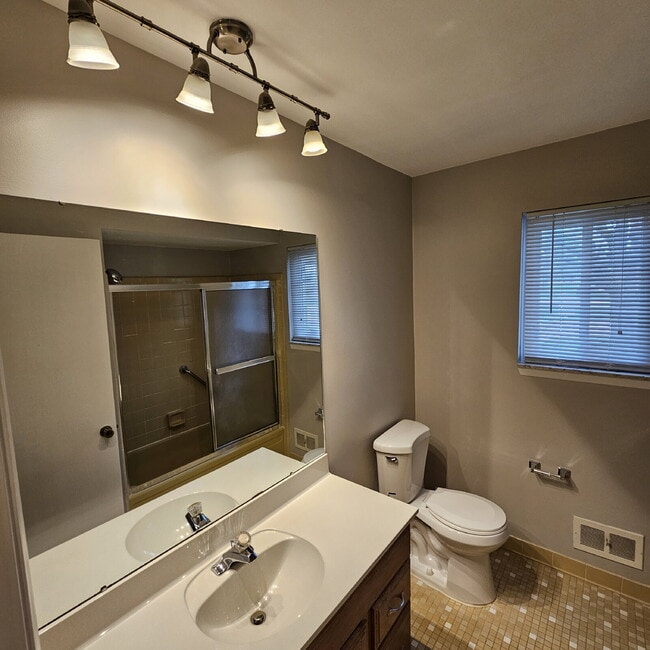 Building Photo - Updated 2 Bed Ranch Condo w/ Garage in Chesterfield, Prime Location