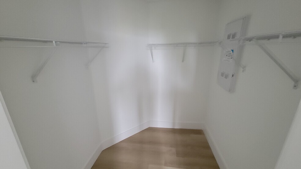 Building Photo - 2490 NE 182nd St