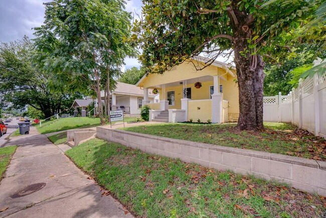 Building Photo - 2/1 Bright and Cheery Home Right Off Downtown!