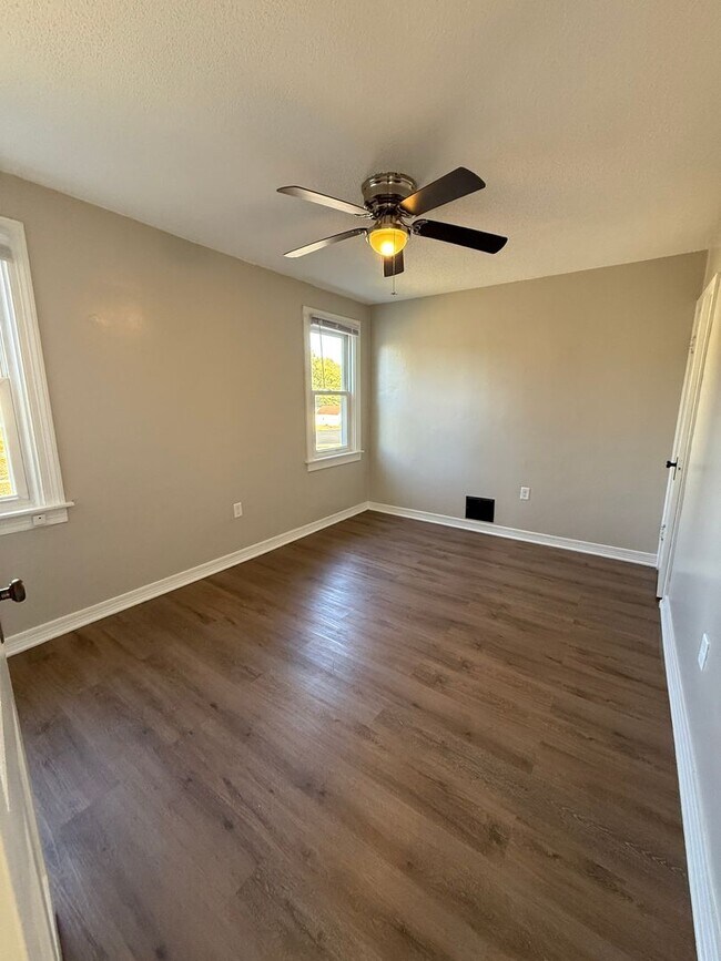 Building Photo - Newly renovated three bedroom available NOW!