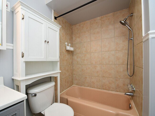 Building Photo - Spacious Living