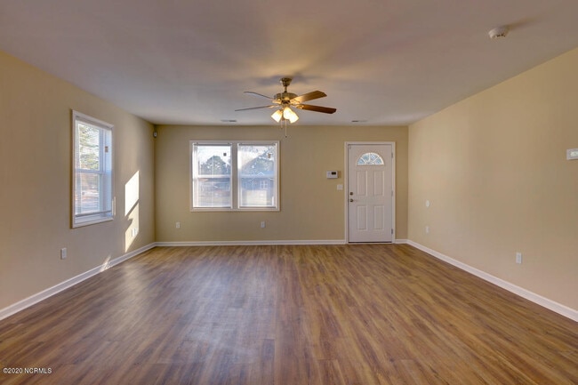 Building Photo - 2251 Onslow Dr