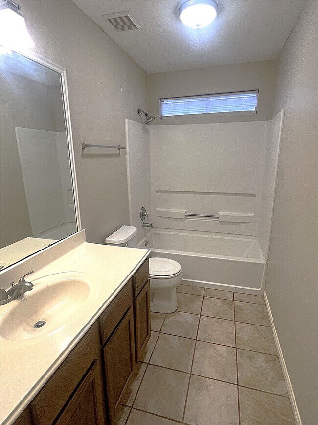 Building Photo - 4910 Linden Pl