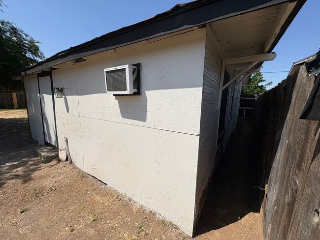 Building Photo - Spacious Dinuba Home Rent Ready!