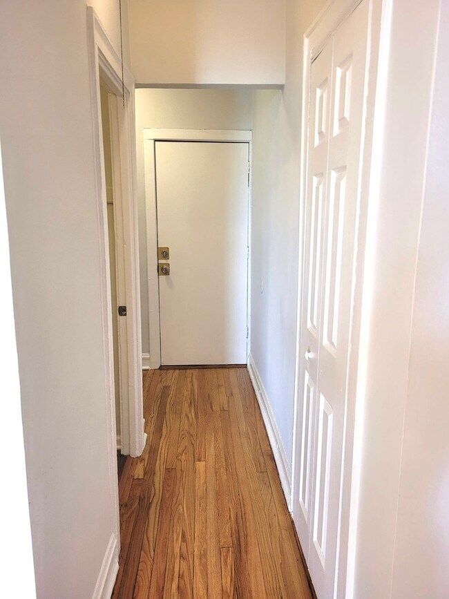 Building Photo - 1101 N Avers Ave