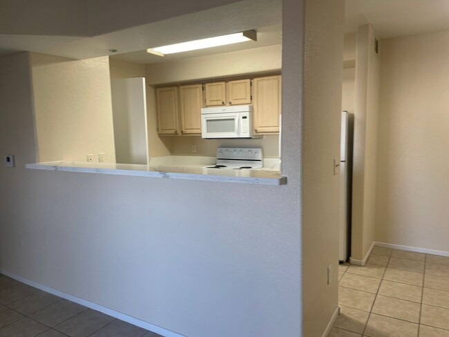 Building Photo - 1 bathroom condo located in the desirable ...