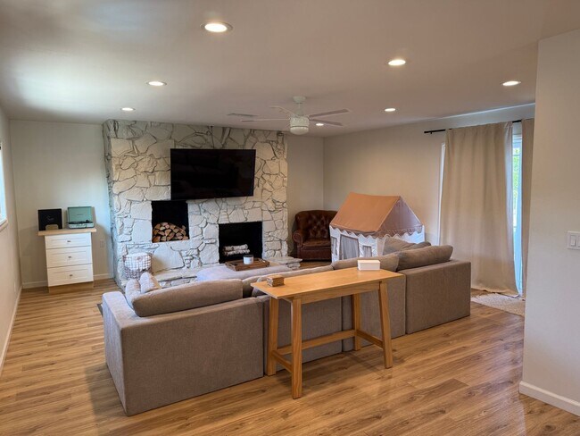 Building Photo - Garden Grove - Upgraded 3 Bedroom 2 Bath H...