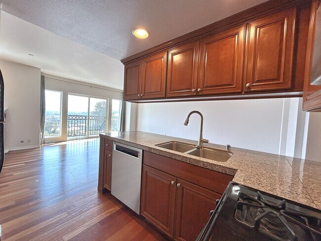 Building Photo - Gorgeous 2-bedroom Townhouse with attached...