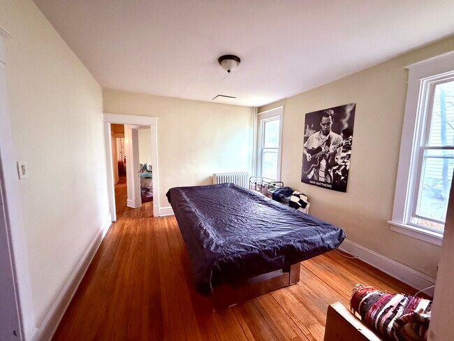 Building Photo - 876 Warren St