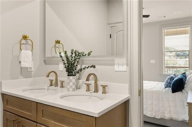 Building Photo - 722 Lakeview Ave NE