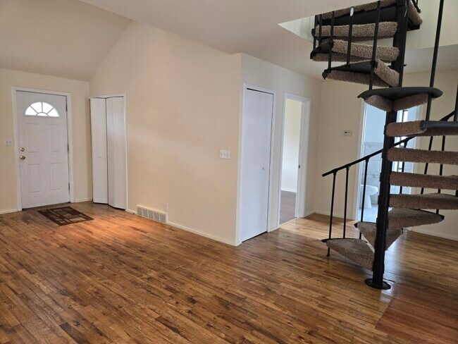 Building Photo - 755 Emmons Ave