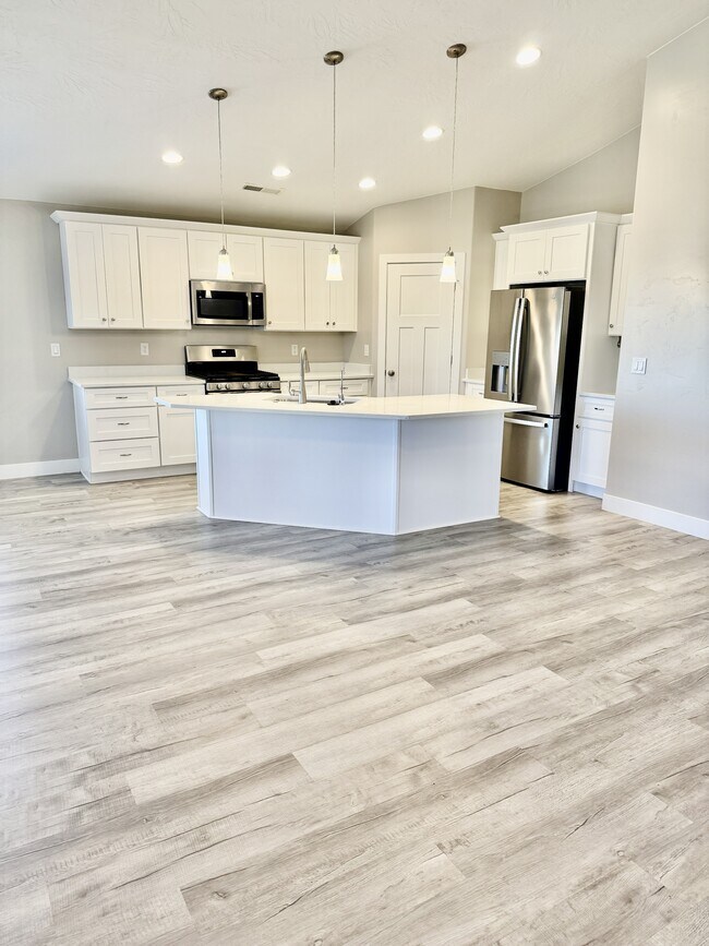 Building Photo - 2261 S Tonaquint Dr