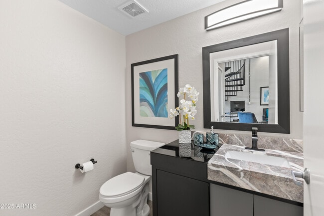 Building Photo - 914 E Osborn Rd