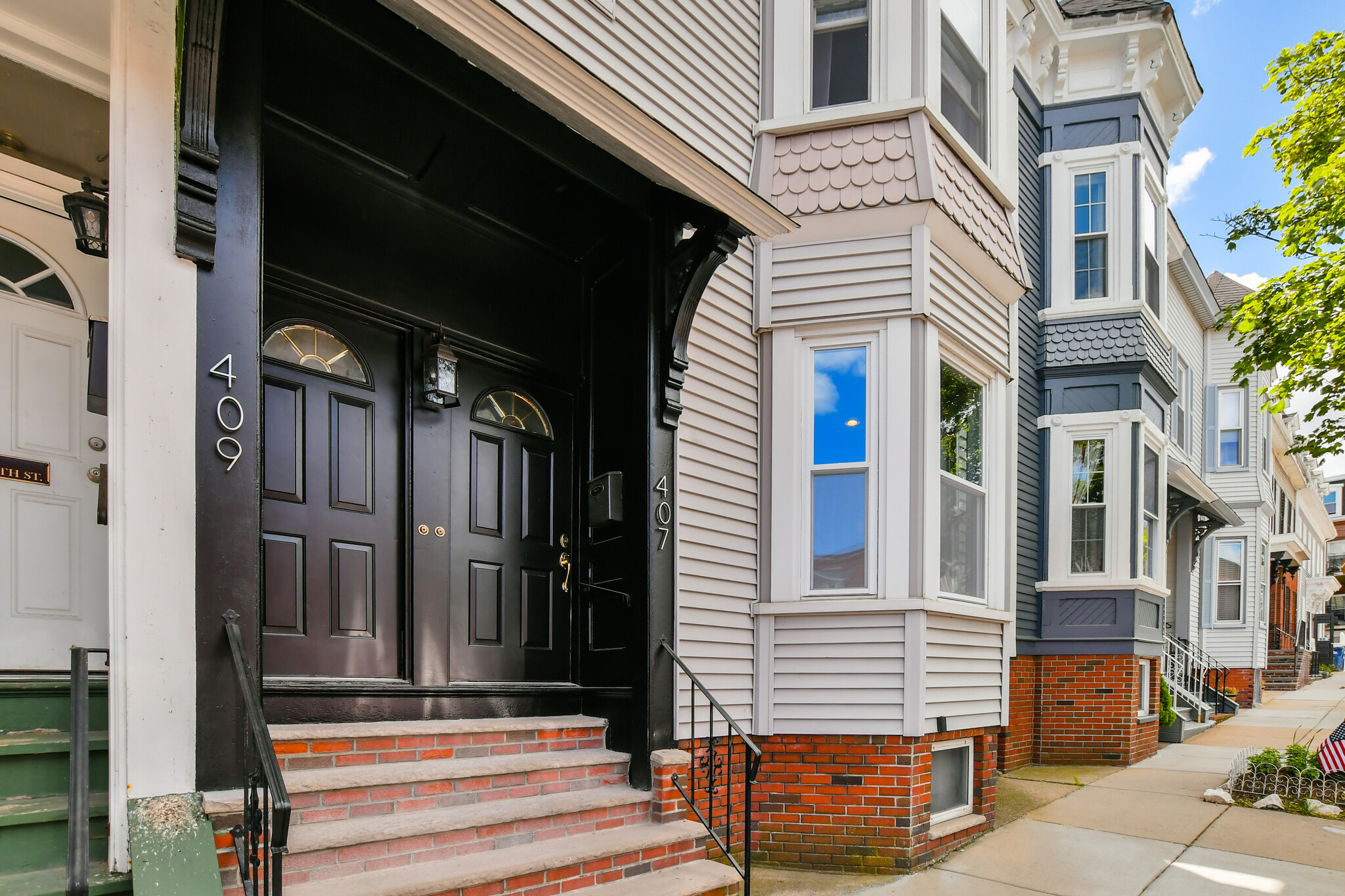 Building Photo - 407 E 5th St