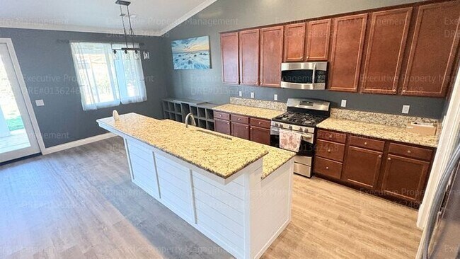 Building Photo - 3 bedroom 2 bathroom home located in a cul- de- sac in a Southwest Bakersfield neighborhood
